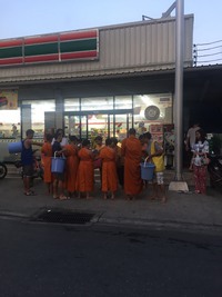 托鉢に遭遇 2018/04/24 18:13:10