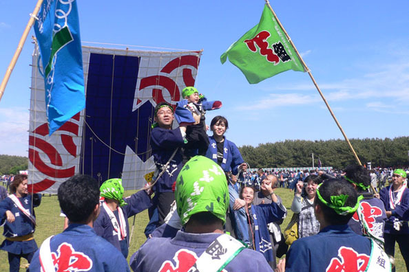 Hamamatsu Matsuri เทศกาลแข่งว่าวยักษ์และขบวนรถไม้สลักที่แต่งแต้มสีสันของเมืองในยามค่ำคืน