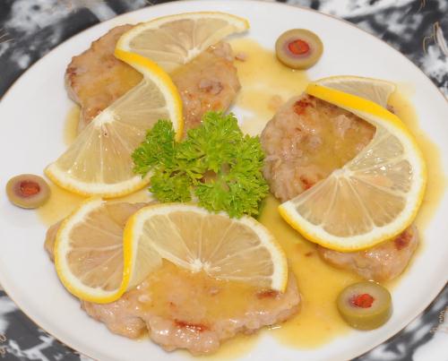 シラチャでは珍しい豚レモン煮