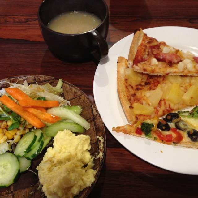 ピザ イン オキナワ (Pizza in Okinawa) 1050円でピザをこれでもかと言うくらい食べてきた ピザ イン オキナワ (Pizza in Okinawa) 1050円でピザをこれでもかと言うくらい食べてきた
