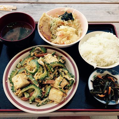 美ら海水族館近辺の隠れスポット、田空食堂の新鮮な野菜を使ったランチで、心も体もリフレッシュ! 美ら海水族館近辺の隠れスポット、田空食堂の新鮮な野菜を使ったランチで、心も体もリフレッシュ!