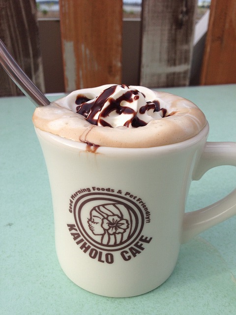 恩納村・kaiholo cafeで行き交う車と海と犬を眺めつつ、コーヒーブレイク。 恩納村・kaiholo cafeで行き交う車と海と犬を眺めつつ、コーヒーブレイク。