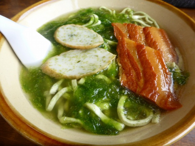 恩納村≪なかむらそば≫あーさが練りこまれた自家製麺の沖縄そばを食べてきた 恩納村≪なかむらそば≫あーさが練りこまれた自家製麺の沖縄そばを食べてきた