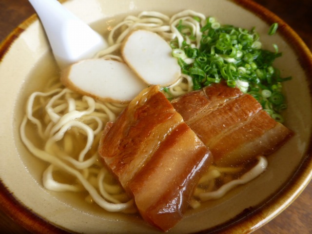 恩納村≪なかむらそば≫あーさが練りこまれた自家製麺の沖縄そばを食べてきた 恩納村≪なかむらそば≫あーさが練りこまれた自家製麺の沖縄そばを食べてきた