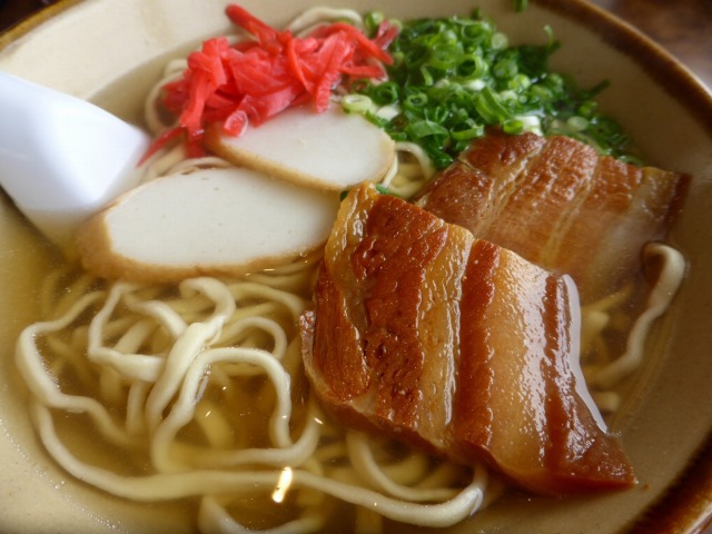 恩納村≪なかむらそば≫あーさが練りこまれた自家製麺の沖縄そばを食べてきた 恩納村≪なかむらそば≫あーさが練りこまれた自家製麺の沖縄そばを食べてきた