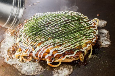 แหล่งท่องเที่ยวในโอซาก้า แนะนำร้านโอโคโนะมิยากิขึ้นชื่อในหมู่ชาวต่างชาติ แหล่งท่องเที่ยวในโอซาก้า แนะนำร้านโอโคโนะมิยากิขึ้นชื่อในหมู่ชาวต่างชาติ