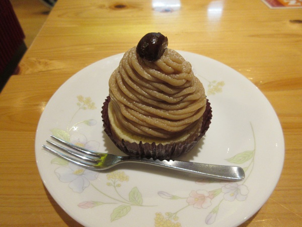 เค้กแห่งฤดูใบไม้ร่วงจากร้าน Komedas Coffee ในโรงแรม Osaka Fujiya Hotel เค้กแห่งฤดูใบไม้ร่วงจากร้าน Komedas Coffee ในโรงแรม Osaka Fujiya Hotel