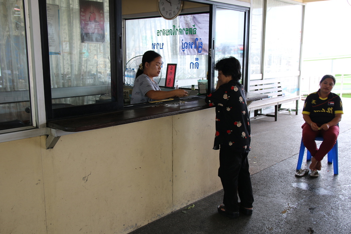 【バンコクから日帰り旅行】交通費たったの400円で日帰り旅行が楽しめる！バンコク郊外、電車が市場を通り抜けるメークローン市場。part2