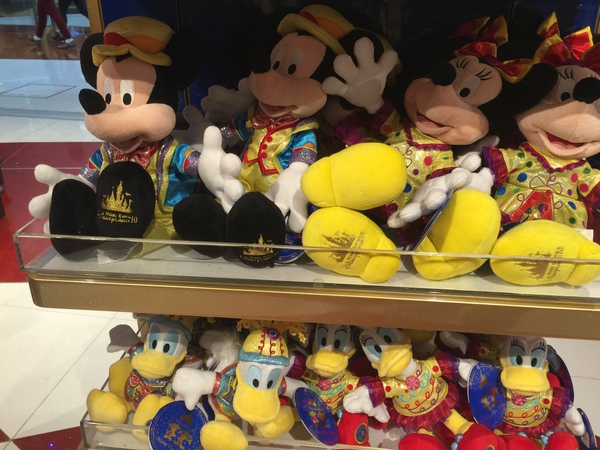 香港国際空港で発見。香港ディズニーランドのディズニーストア! 香港国際空港 ディズニーストア