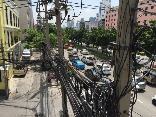 【感電注意？】タイ・バンコクの電線は超雑なので、歩行中は注意が必要です。