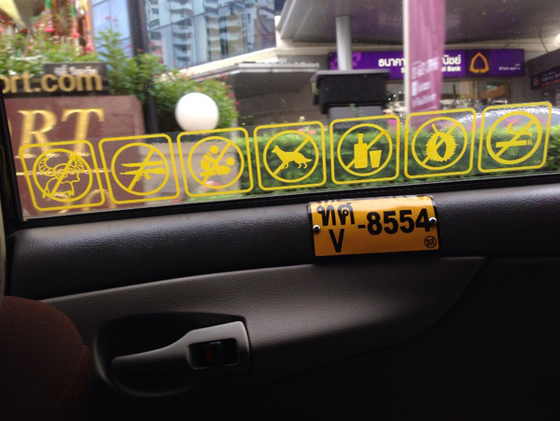 さすがはタイ・バンコク。タクシーのピクトグラムも中々、印象的なデザインです。