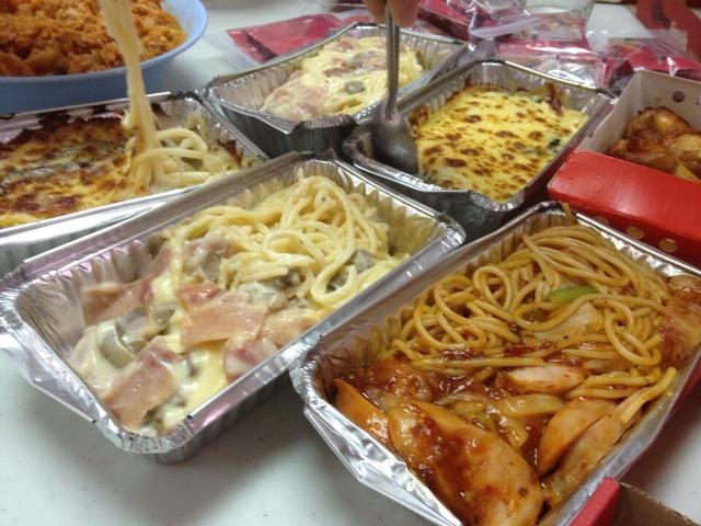 ピザハットのピザでランチ懇親会&プレゼント交換会
