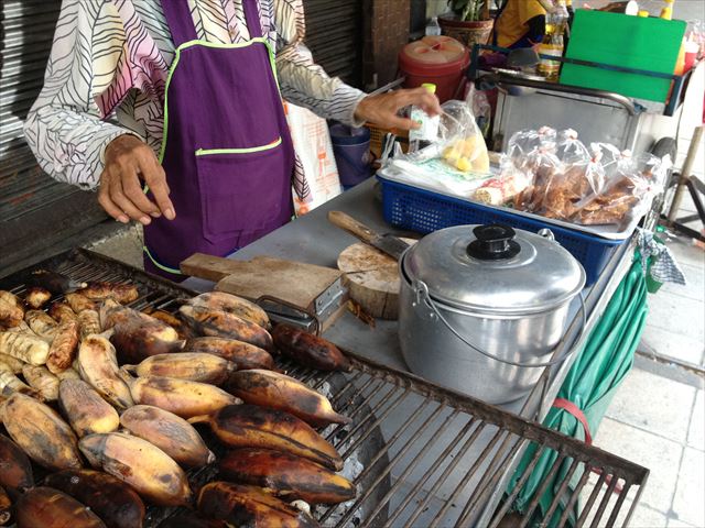 タイの屋台名物、焼き物系デザート「焼きバナナ」