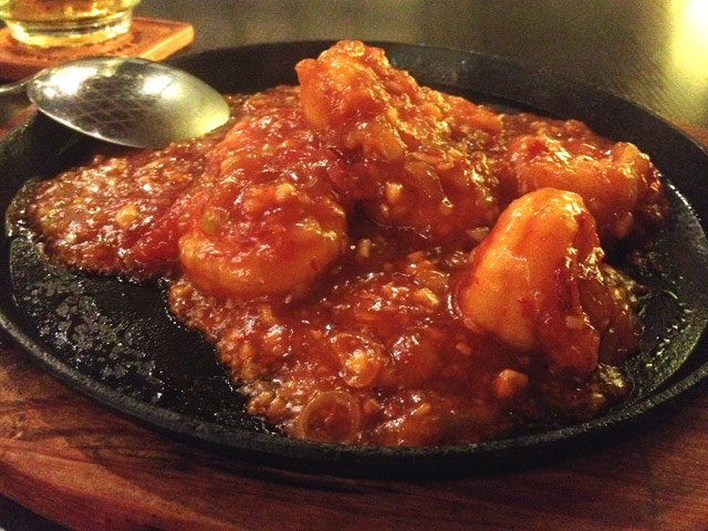 大連餃子基地の鉄鍋プリップリエビチリ