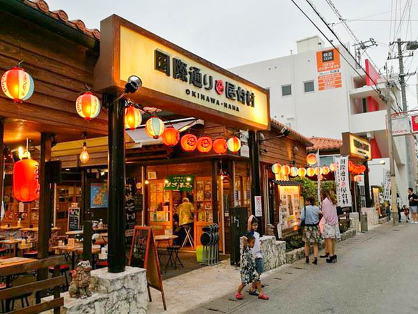 บุก Kokusai Street Food Village แหล่งรวมสตรีทฟู้ดสุดฟินในโอกินาว่า
