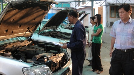 日本の中古車が、ヤンゴン着いたか市役所の職員の確認です